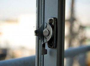 窓を閉めて隙間を埋める